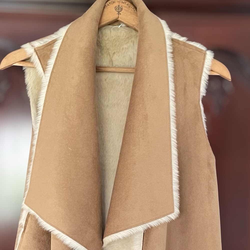 Vegan buckskin faux fur cascading sleeveless vest size small - Picture 10 of 12